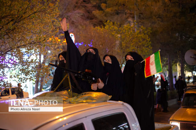 رژه مسلحانه بانوان قزوینی در حراست از کیان میهن