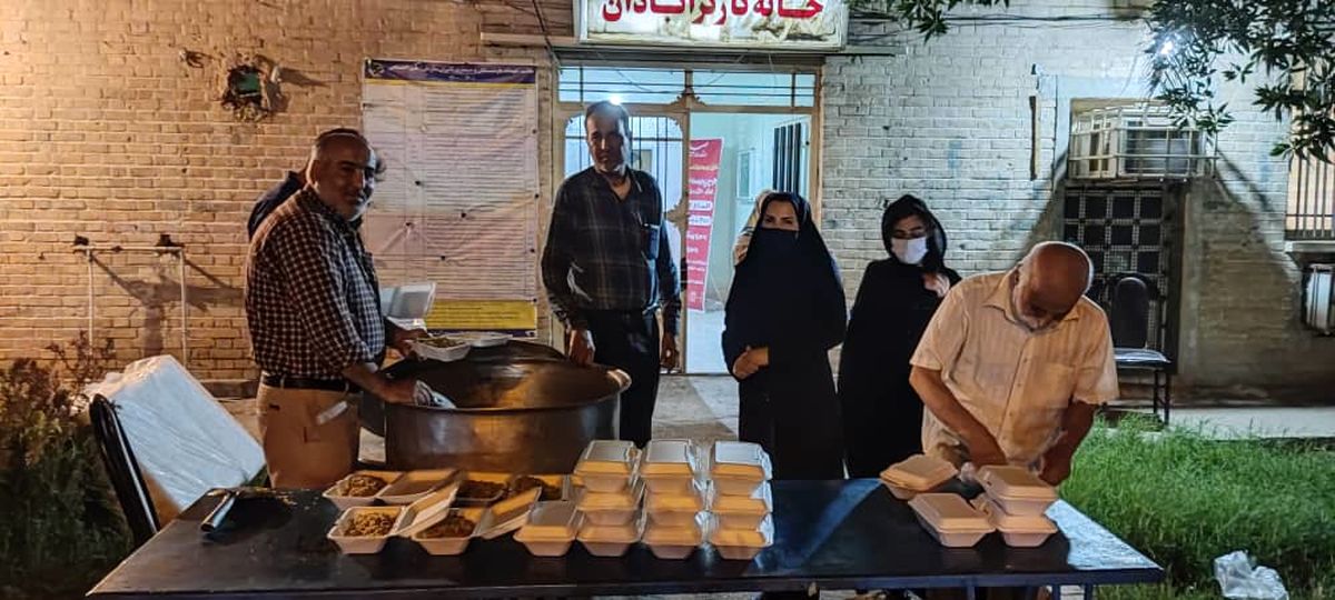 طبخ و توزیع سه هزار و ۵۰۰ پرس غذای گرم توسط خانه کارگر خوزستان + تصاویر