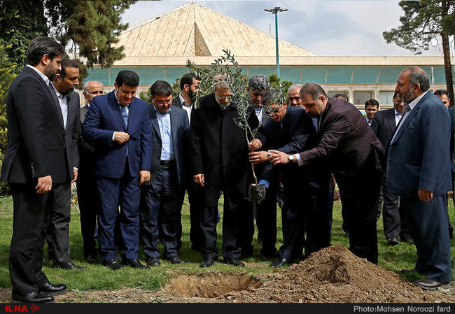 غرس یک اصله نهال توسط رئیس مجلس در روز درختکاری