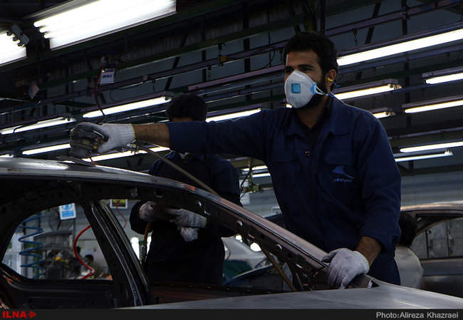 کارگران ایستاده اند...