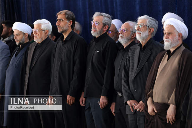 اقامه نماز بر پیکر رهبر شهید انقلاب با حضور جمعی از مسئولان، کارگزار�