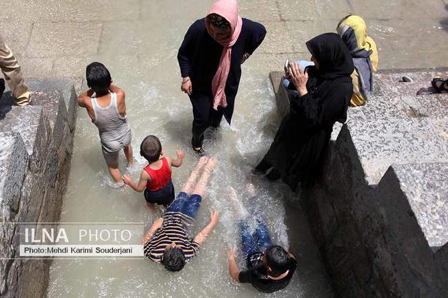 شادی بچه ها و خانواده ها از باز شدن زاینده رود 