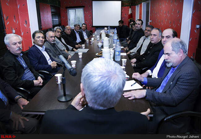 دیدار جمعی از اصناف و بازاریان با محمدرضا عارف