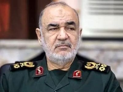 فرمانده کل سپاه با صدور پیامی درگذشت پدر والا مقام شهیدان عزیزی را تسلیت گفت