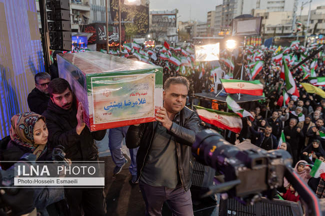 لحظه تحویل سال ۱۴۰۵ در میدان انقلاب