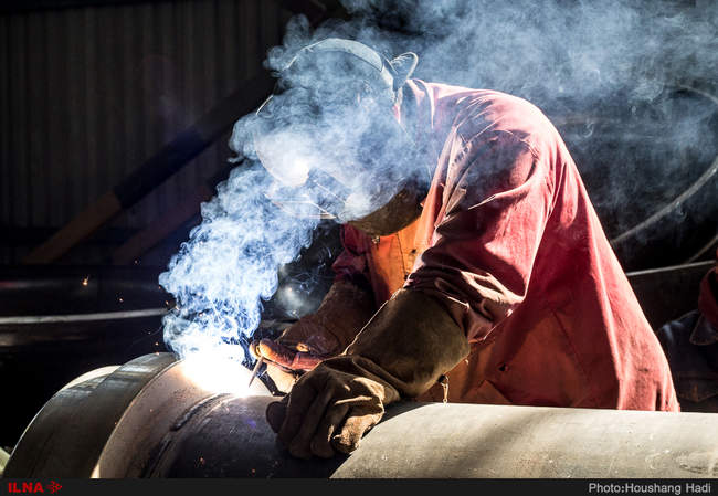 سایه های خمیده کارگران را دریابیم