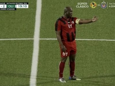 نخست وزیر سورینام پا به توپ شد!