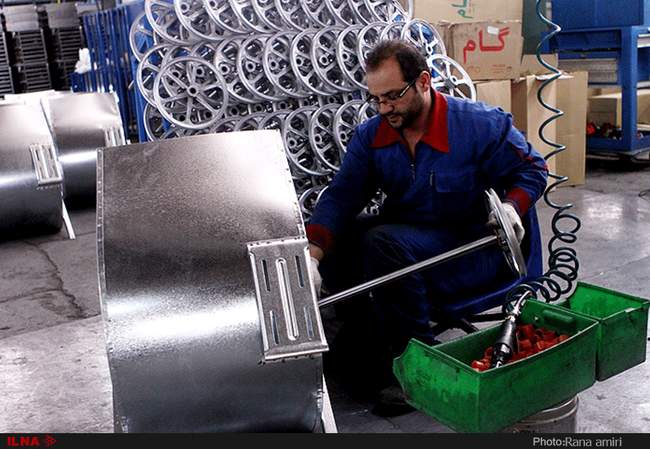 کارگران ایستاده‌اند... 