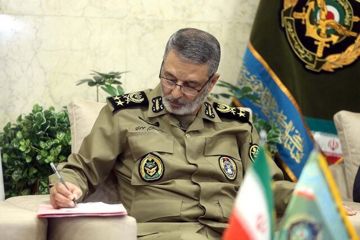  فرمانده کل ارتش روز نیروی انتظامی را تبریک گفت
