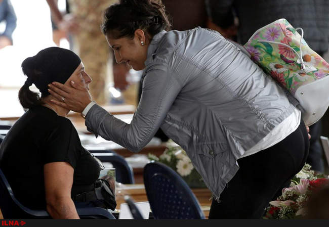 عزاداری خانواده اندوهگین برای از دست دادن عزیزان خود در منطقه زلزله �