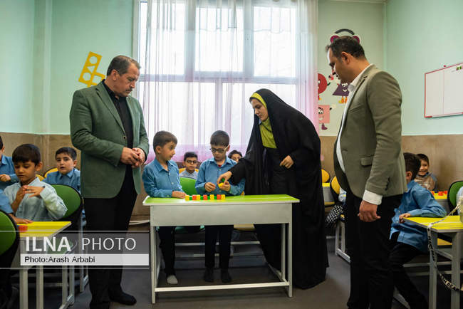 بازدید رییس کنفدراسیون اتحادیه کارمندان بخش عمومی ترکیه از دبستان ا�