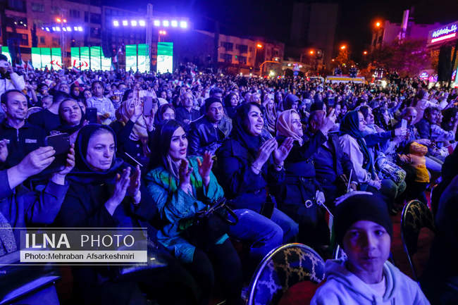رونمایی از مجسمه «زانو زنندگان برابر ایران»