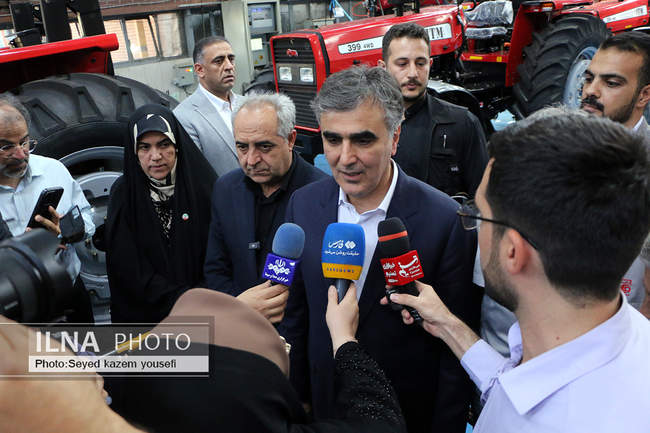 بازدید رییس کل بانک‌مرکزی از مجموعه تراکتورسازی ایران