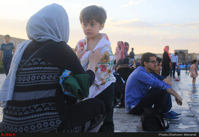 آب بازی کودکان در میدان امام اصفهان