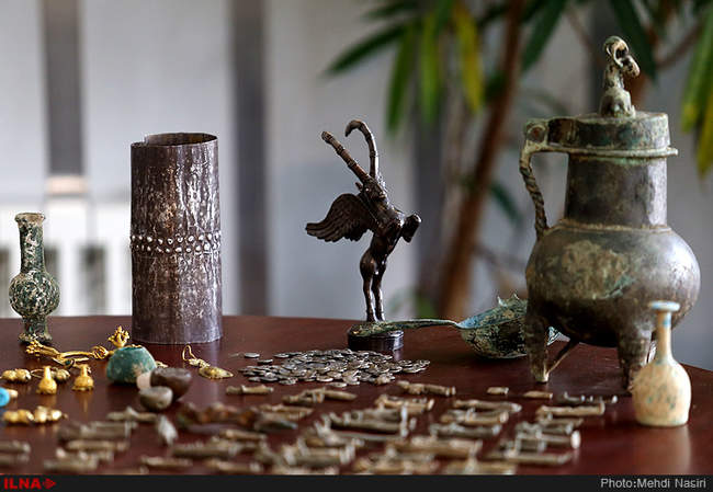 اشیاء تاریخی ارزشمند کشف شده از قاچاقچیان در تهران