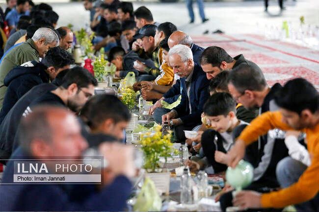 پذیرایی افطار از زائران در ورودی حرم امام رضا(ع)