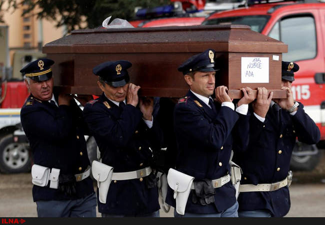 عزاداری خانواده اندوهگین برای از دست دادن عزیزان خود در منطقه زلزله �