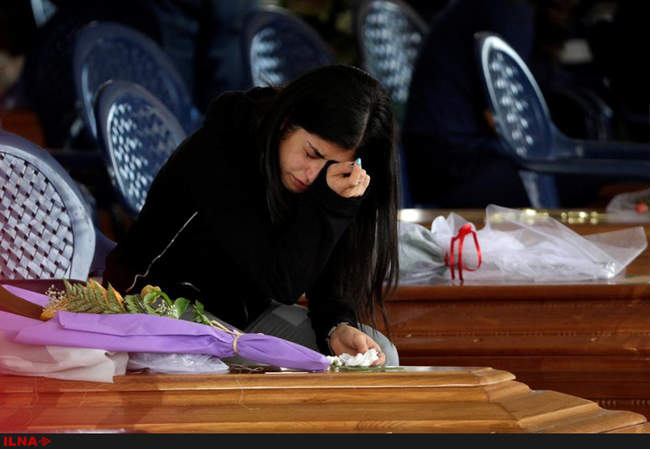 عزاداری خانواده اندوهگین برای از دست دادن عزیزان خود در منطقه زلزله �