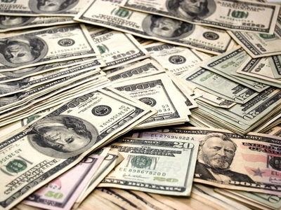Dollar holds its ground as investors await U.S. stimulus talks