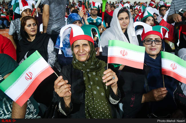 تماشای بازی ایران و پرتغال در ورزشگاه آزادی