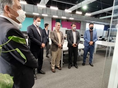 بازدید معاون وزیر ارتباطات و مدیر عامل پیام از کارخانه نوآوری آزادی