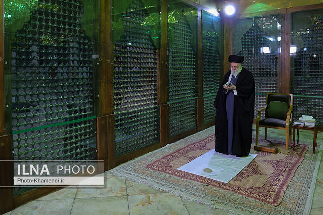 حضور رهبر انقلاب در مرقد بنیانگذار جمهوری اسلامی ایران