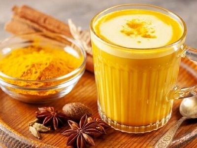 یک روش ساده برای تهیه «شیر طلایی»؛ نوشیدنی خاص آسیایی