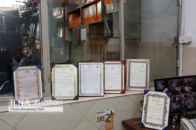 تقدیم شاخه گل در روز کارگر به کارگران معلول