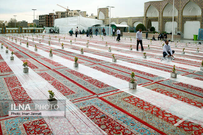 پذیرایی افطار از زائران در ورودی حرم امام رضا(ع)