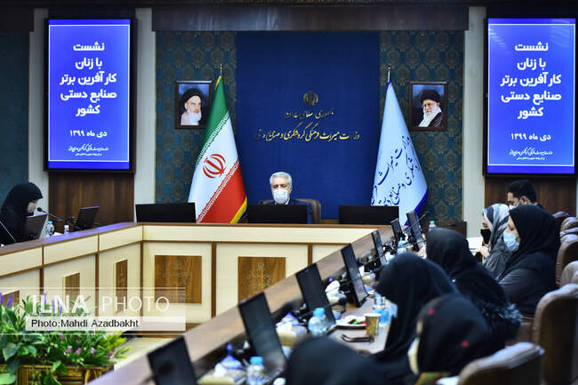 نشست وزیر میراث فرهنگی با زنان برتر کارآفرین در حوزه صنایع دستی