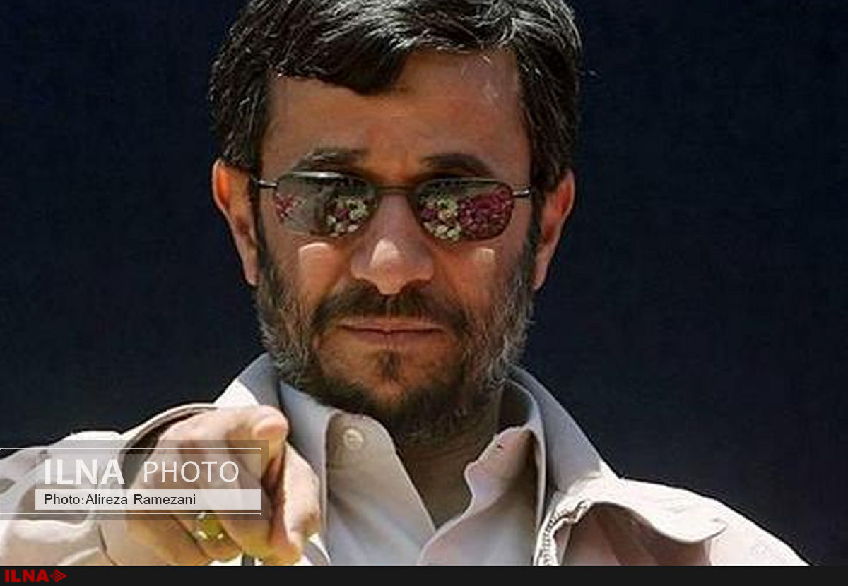 تصویر احمدی‌نژاد روی جلد کتابی درباره اصغر فرهادی