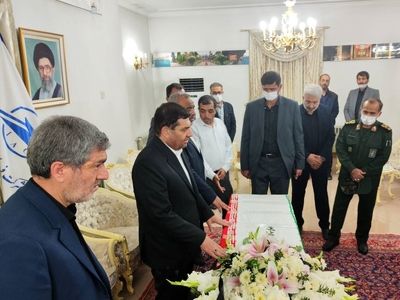 ادای احترام مخبر به پیکر یکی از شهدای حادثه تروریستی شیراز
