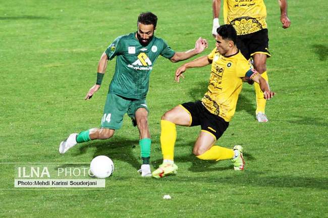 دیدار تیمهای فوتبال ذوب آهن و سپاهان اصفهان