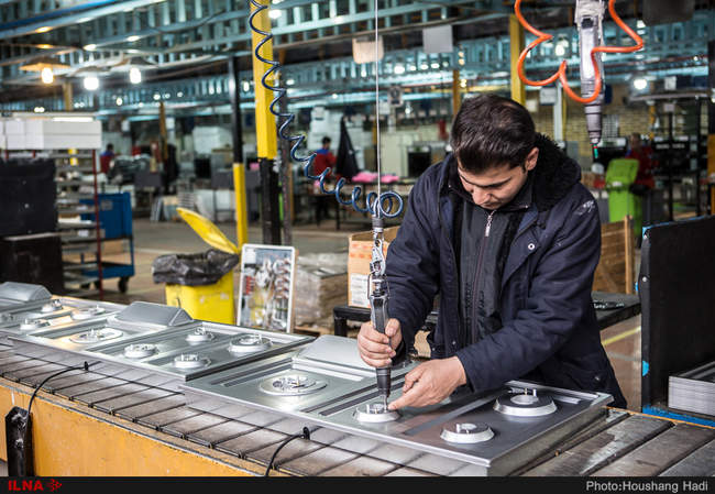 سایه های خمیده کارگران را دریابیم