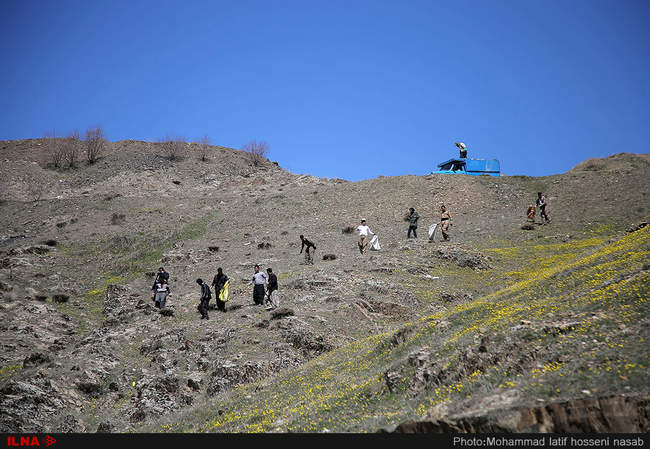 جمع آوری زباله های رها شده در طبیعت در روستای آویهنگ/سنندج