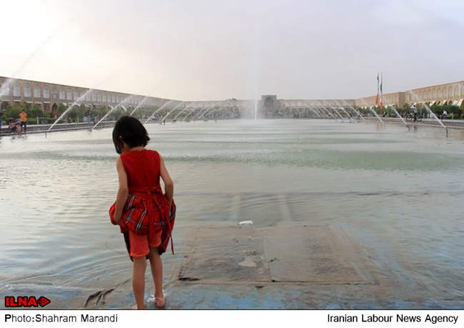  آب‌ بازی کودکان در میدان امام اصفهان