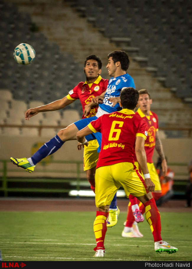 لیگ برتر فوتبال ۱۳۹۵: استقلال تهران - نفت تهران