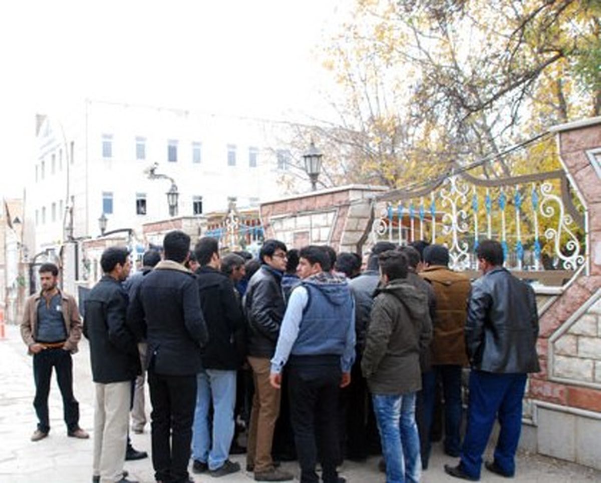 تجمع کارگران فولاد بویر احمد مقابل استانداری کهکیلویه وبویر احمد