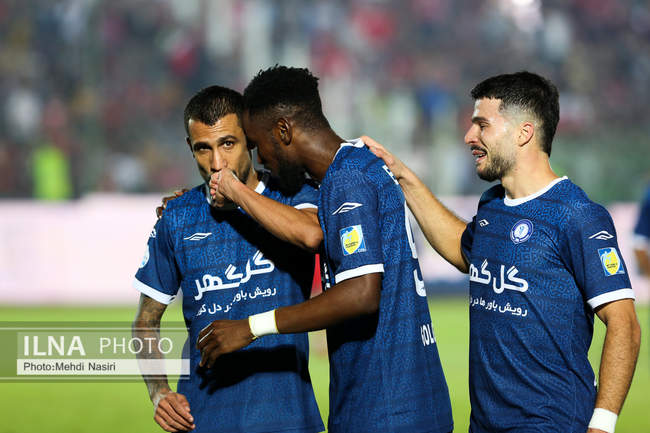 دیدار تیم های فوتبال پرسپوایس تهران و گل گهر سیرجان