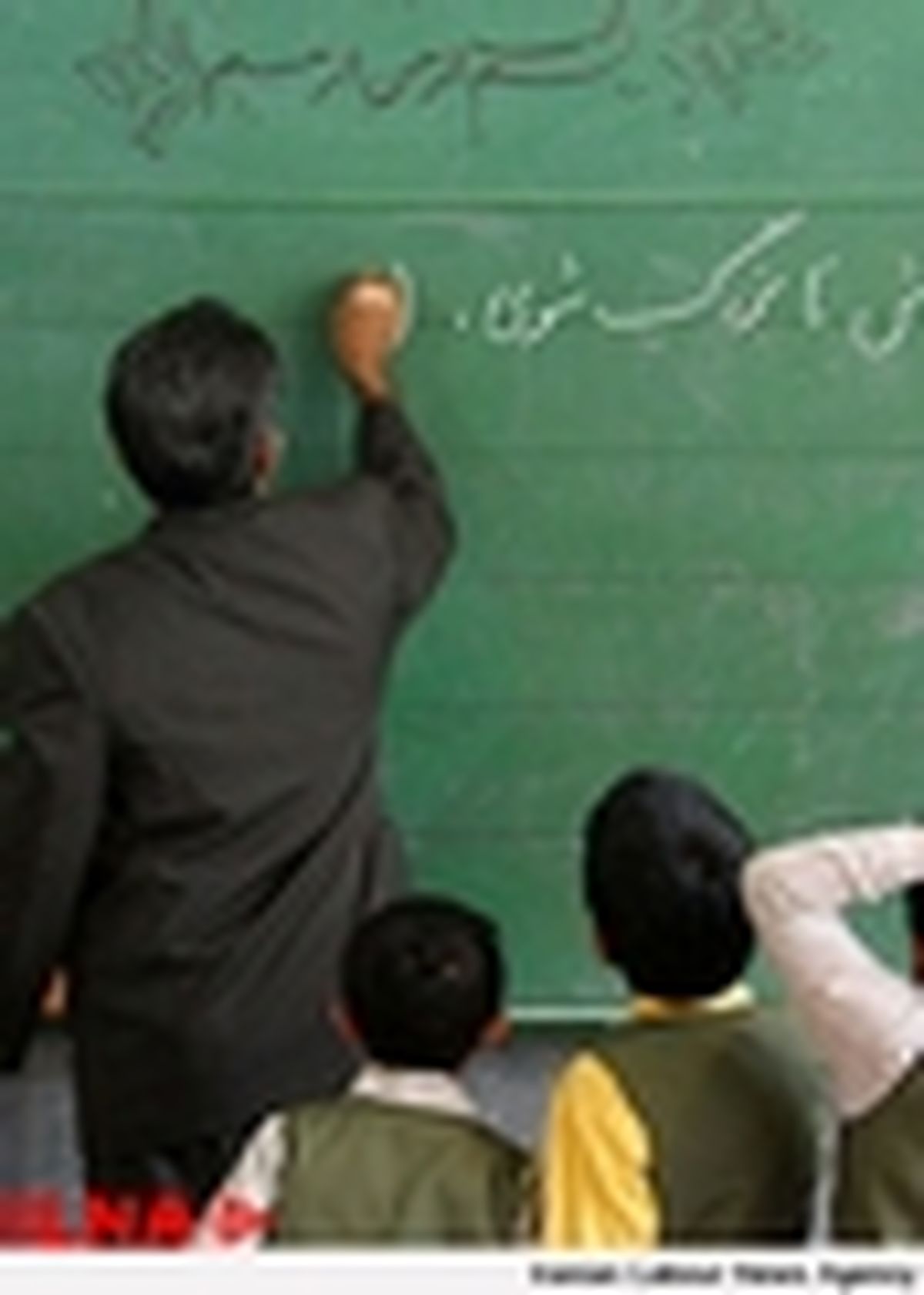 پرداخت اضافه کاری معلمان ۴ ماه به تعویق افتاده است
