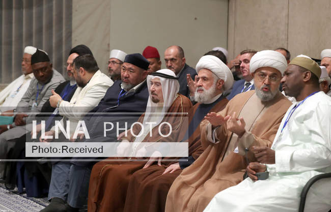 دیدار جمعی از مردم، مسئولان و مهمانان کنفرانس وحدت اسلامی با مقام مع�