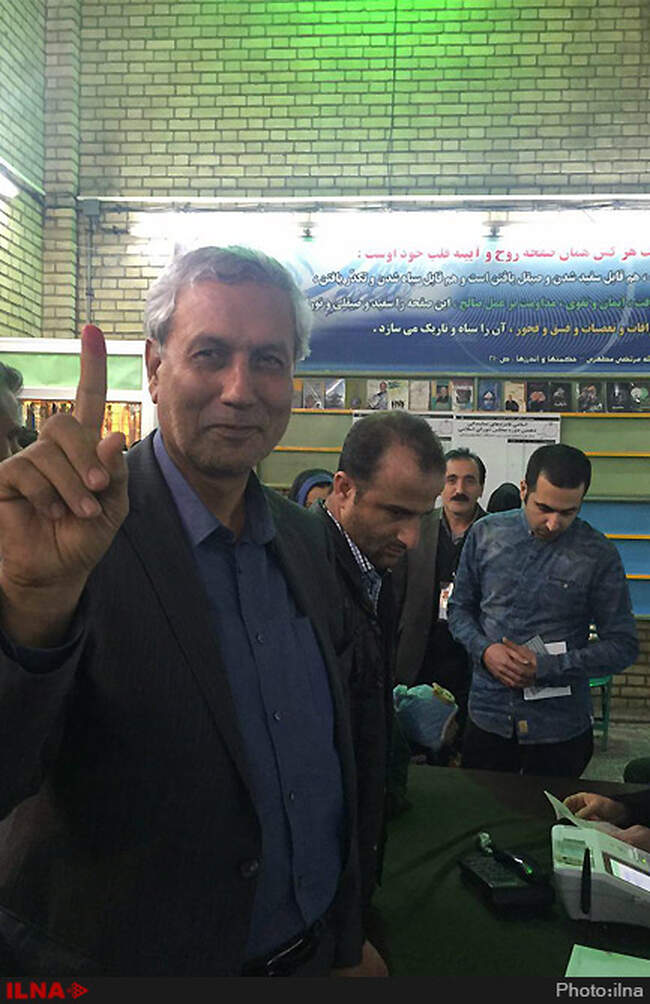 علی ربیعی در جنوب تهران رای خود را به صندوق انداخت