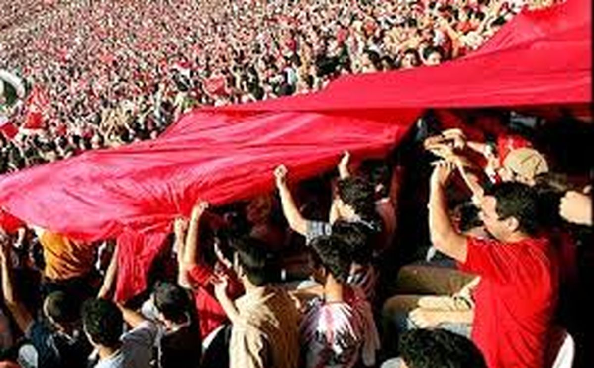 جشن و پایکوبی پرسپولیس‌ها مقابل رستوران علیمنصور 