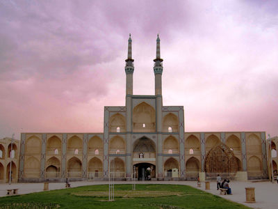 امام جمعه یزد از تعلل انجام کار در دستگاه های دولتی انتقاد کرد