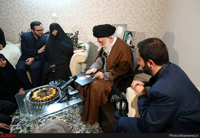 حضور رهبر انقلاب در منزل سردار شهید حسین همدانی