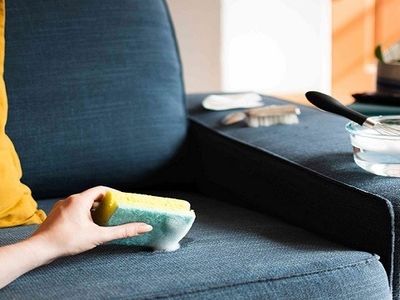 بهترین روش پاک کردن خمیر بازی از روی مبل