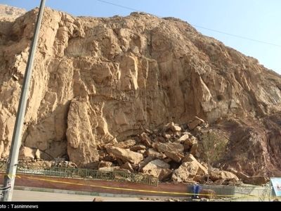 ریزش بخشی از دیواره کوه کنار بقعه بی‌بی شهربانو 