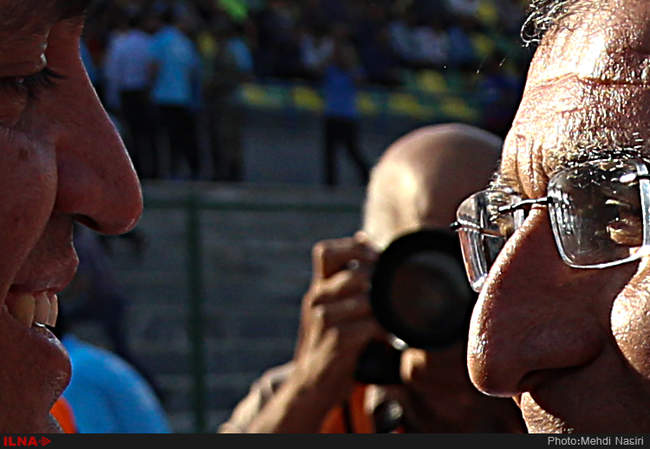 مسابقه فوتبال بین دوتیم استقلال تهران و پیکان 