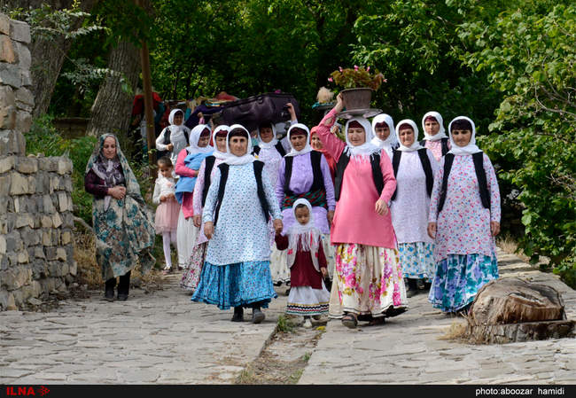 مراسم عیدی بران (بردن هدیه برای نوعروس) در روستاهای گیلان‎