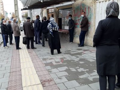 صف‌های طولانی برای خرید نان در ارومیه همزمان با آغاز محدودیت‌ها / فرماندار: جو روانی عامل هجوم مردم به نانوایی‌هاست